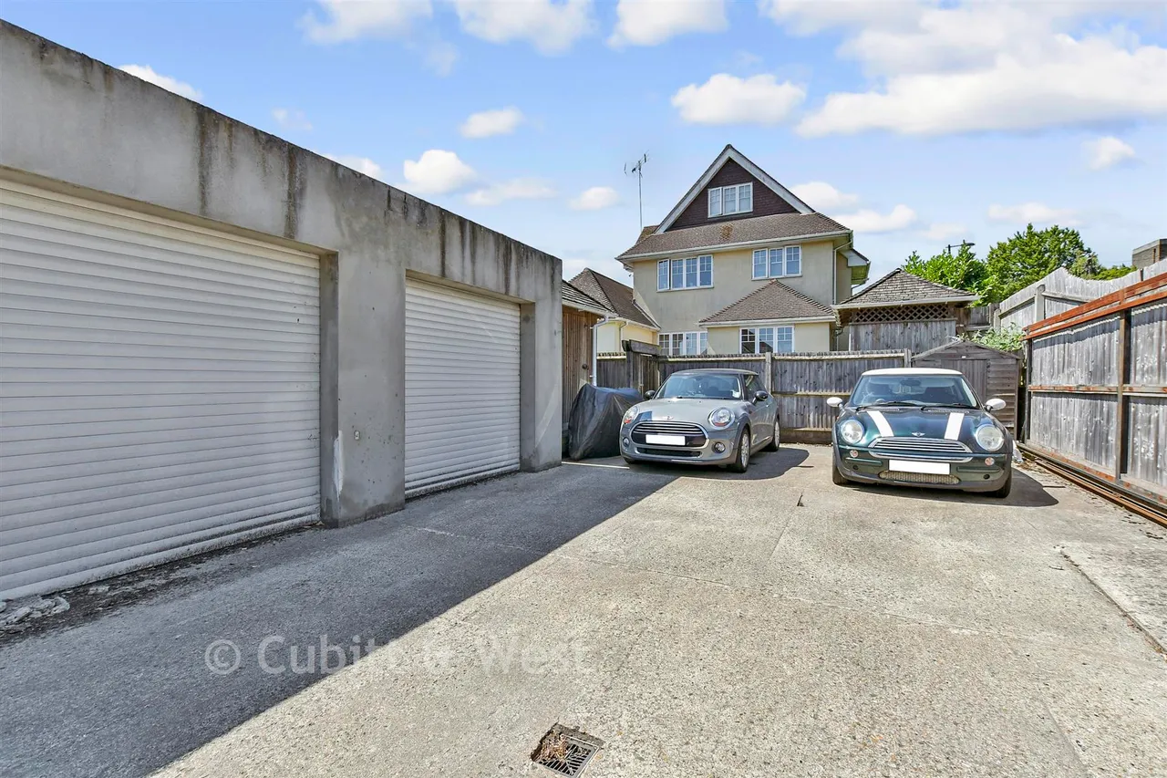 Woodcote Grove Road, Coulsdon, CR5, photo 8
