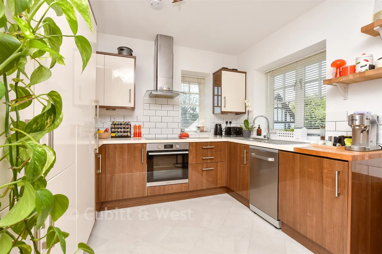 Woodcote Grove Road, Coulsdon, CR5, photo 2