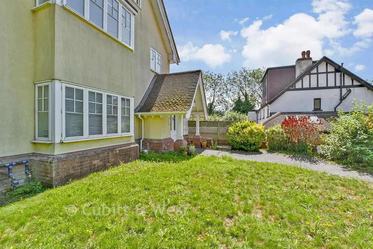 Woodcote Grove Road, Coulsdon, CR5, photo 9