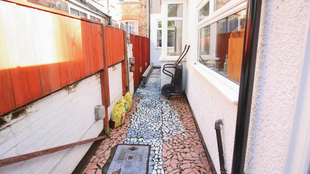 Legsby Avenue, Grimsby, DN32, photo 16