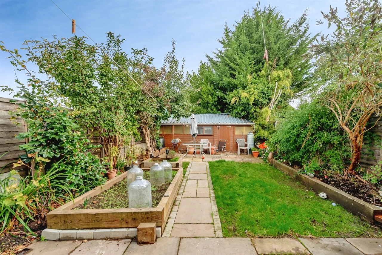 Ferring Close, Crawley, RH11, photo 2