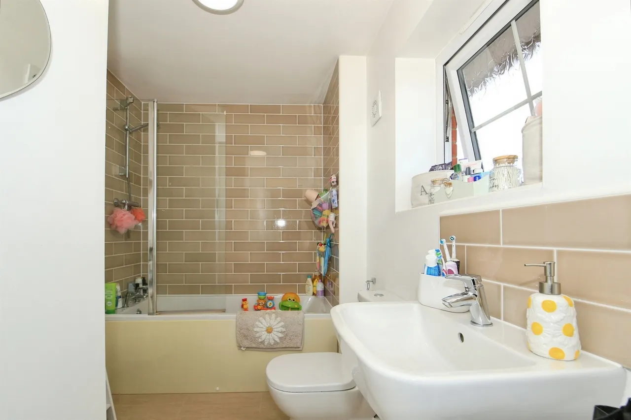 Farlakes Drive, Peterborough, photo 6