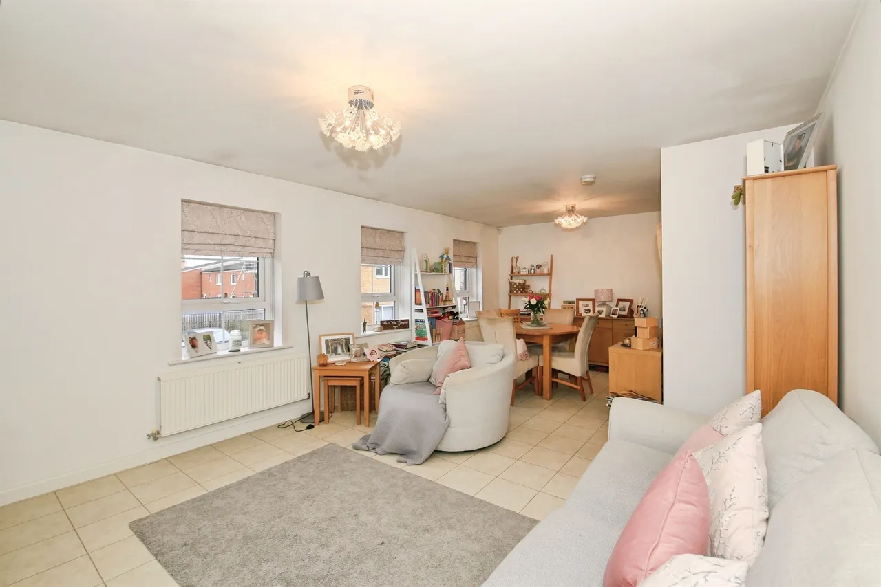 Farlakes Drive, Peterborough, photo 2