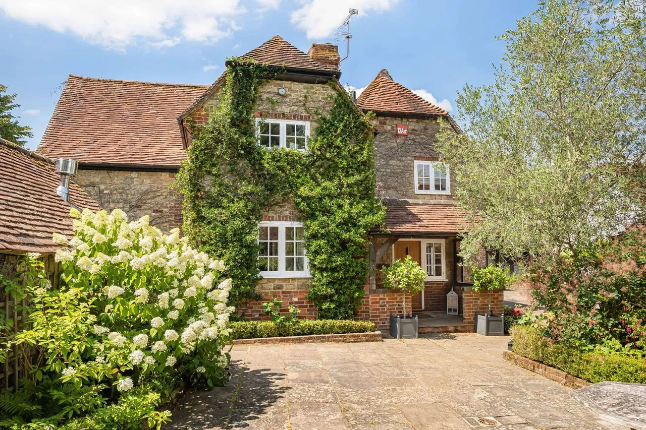 6 bed house for sale — Broadford Bridge Road, West Chiltington, Pulborough, West Sussex, RH20 2LE