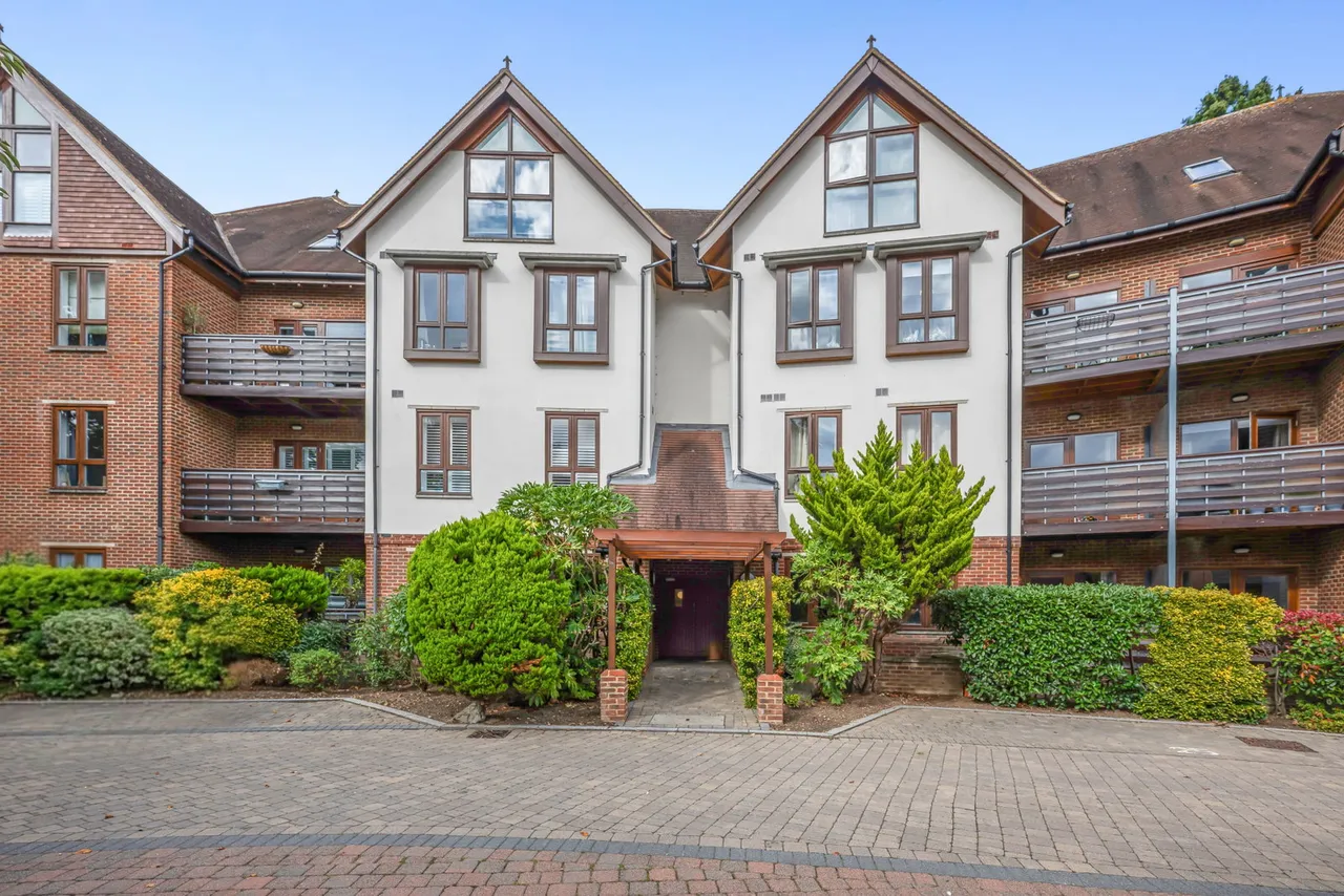 2 bed flat for sale, Ashbourne Gardens, Hertford, SG13