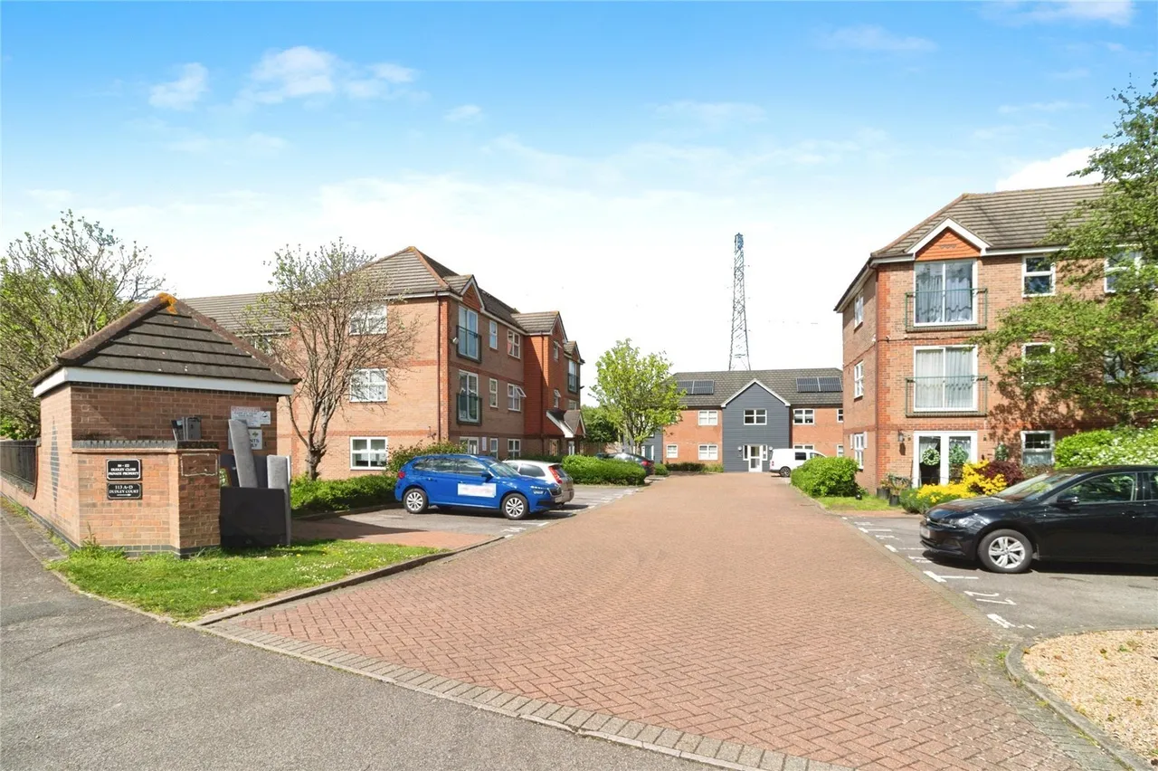 Dudley Close, Chafford Hundred, Grays, Essex, RM16, photo 2