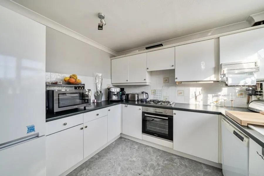 Mill Farm Avenue, Sunbury-on-Thames, TW16, photo 4