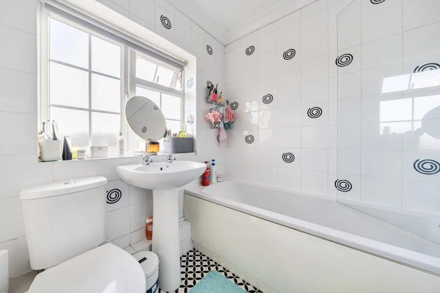Mill Farm Avenue, Sunbury-on-Thames, TW16, photo 12