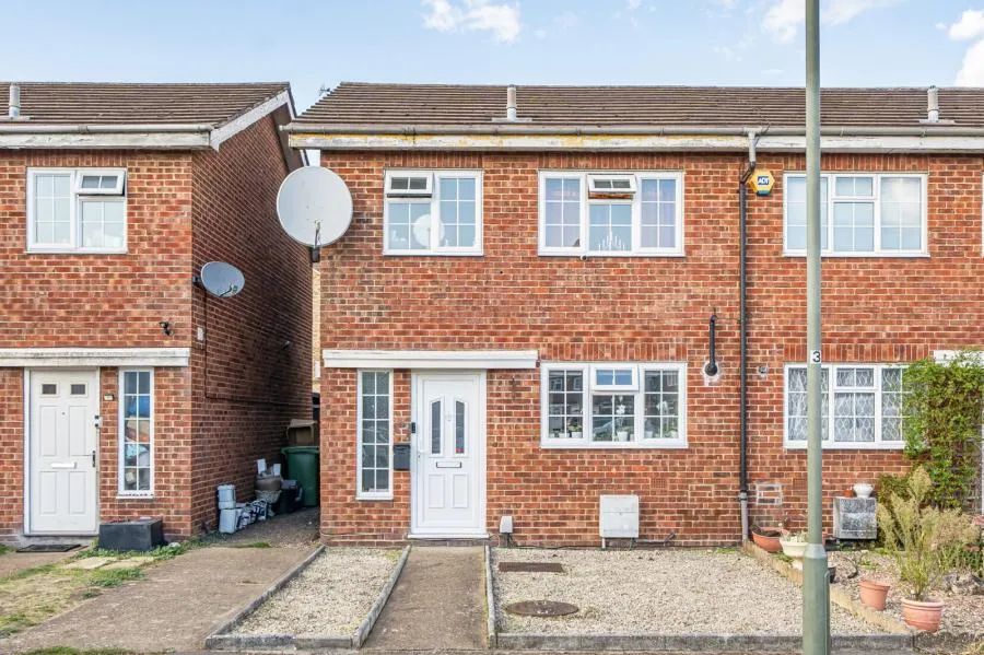 3 bed house for sale, Mill Farm Avenue, Sunbury-on-Thames, TW16