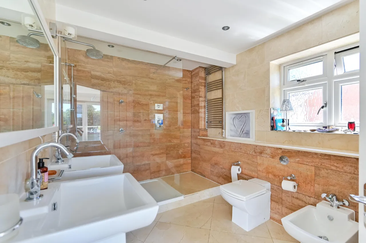 Bourne End, SL8, photo 25