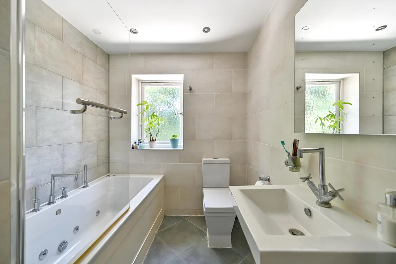 Bourne End, SL8, photo 27