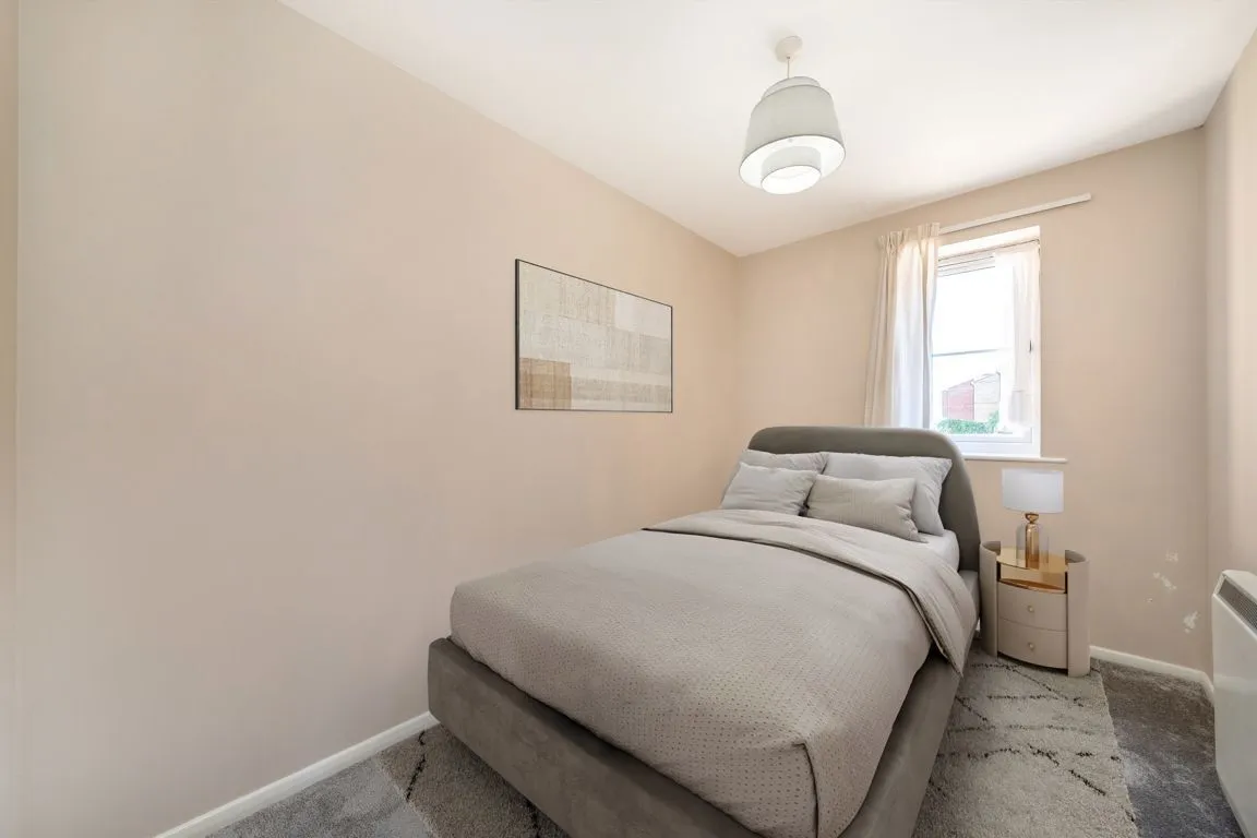 Redford Close, TW13, photo 5