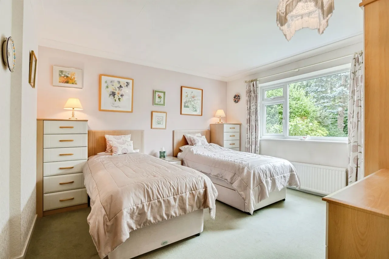 Woodthorpe Park Drive, WAKEFIELD, photo 9