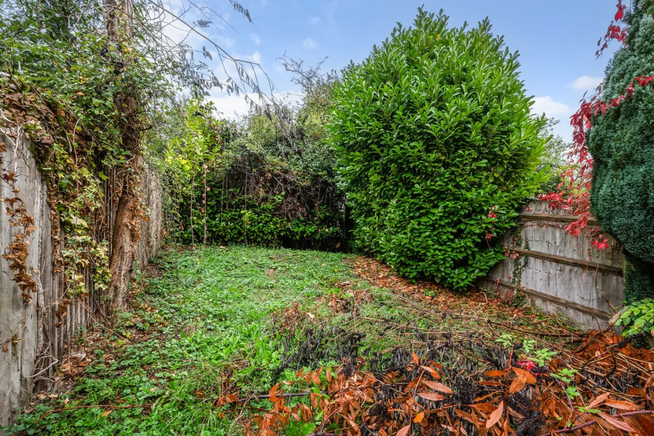 Honeysuckle Close, Badger Farm, SO22, photo 17