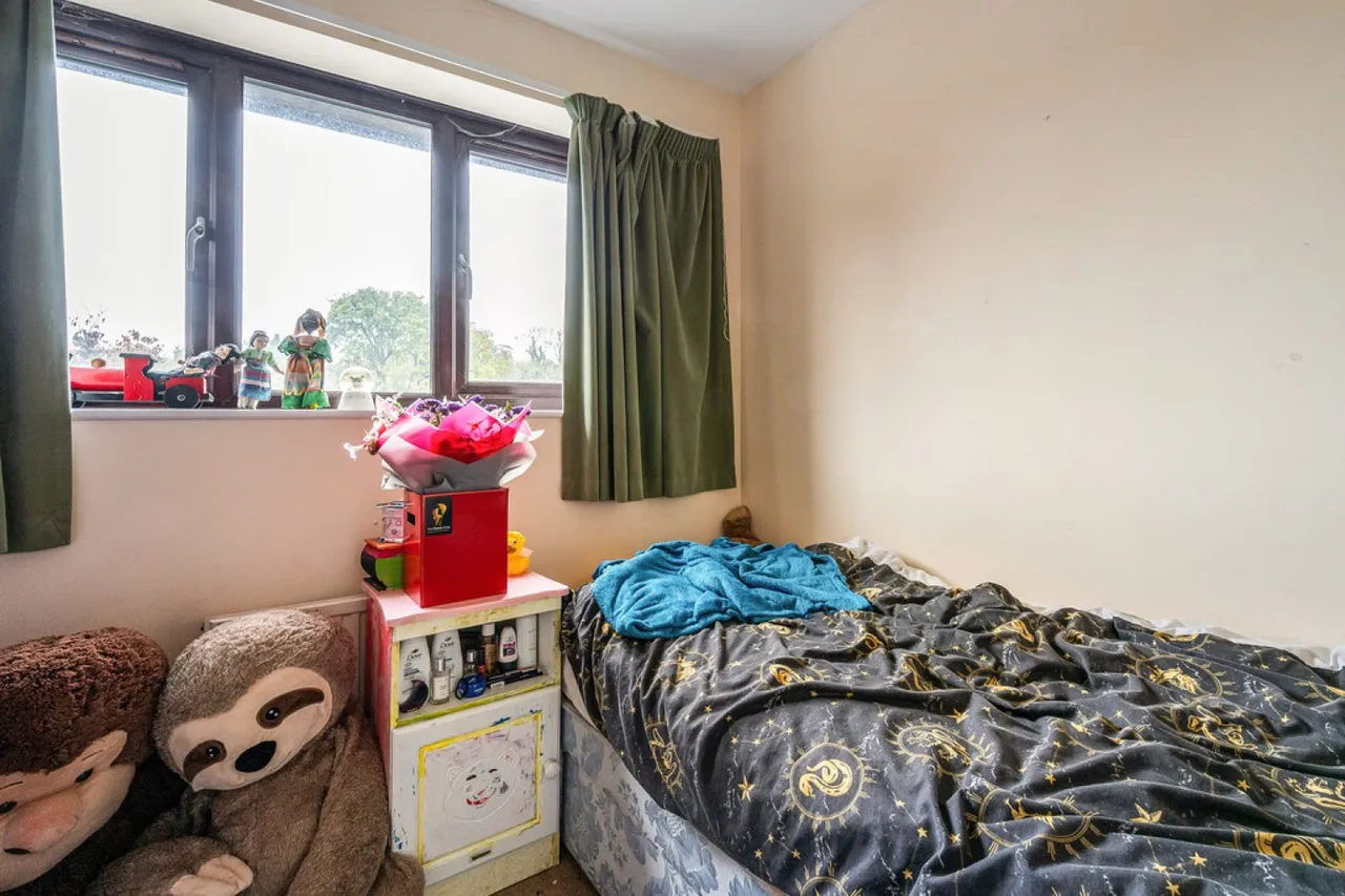 Honeysuckle Close, Badger Farm, SO22, photo 11