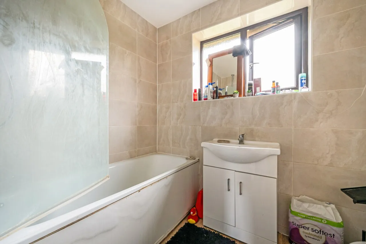 Honeysuckle Close, Badger Farm, SO22, photo 14