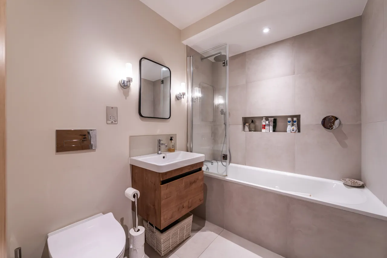 Clapham High Street, London, SW4, photo 7