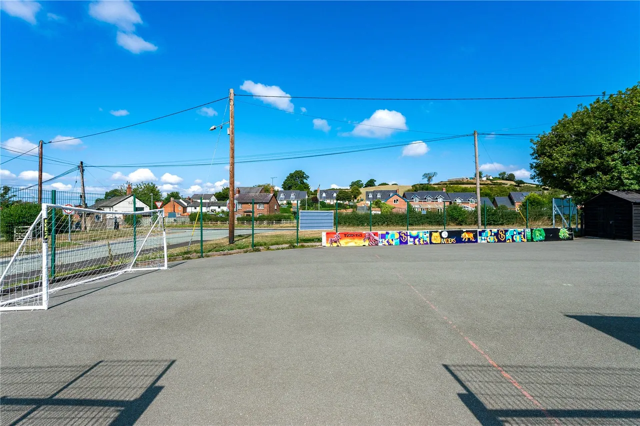 Sarn, Newtown, photo 36