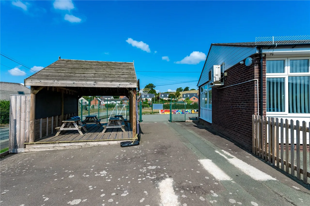 Sarn, Newtown, photo 35