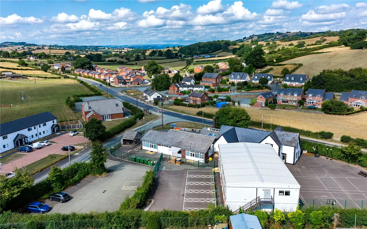 Sarn, Newtown, photo 7