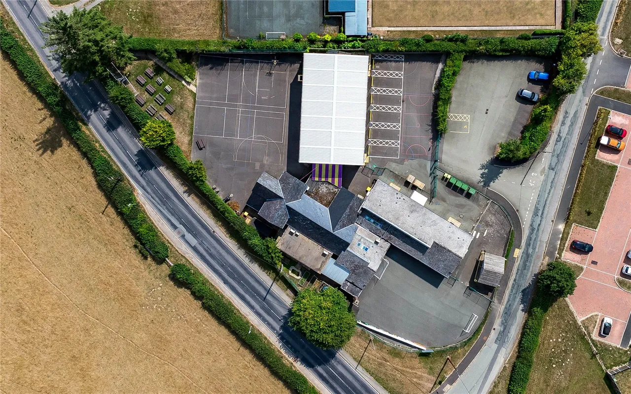 Sarn, Newtown, photo 17