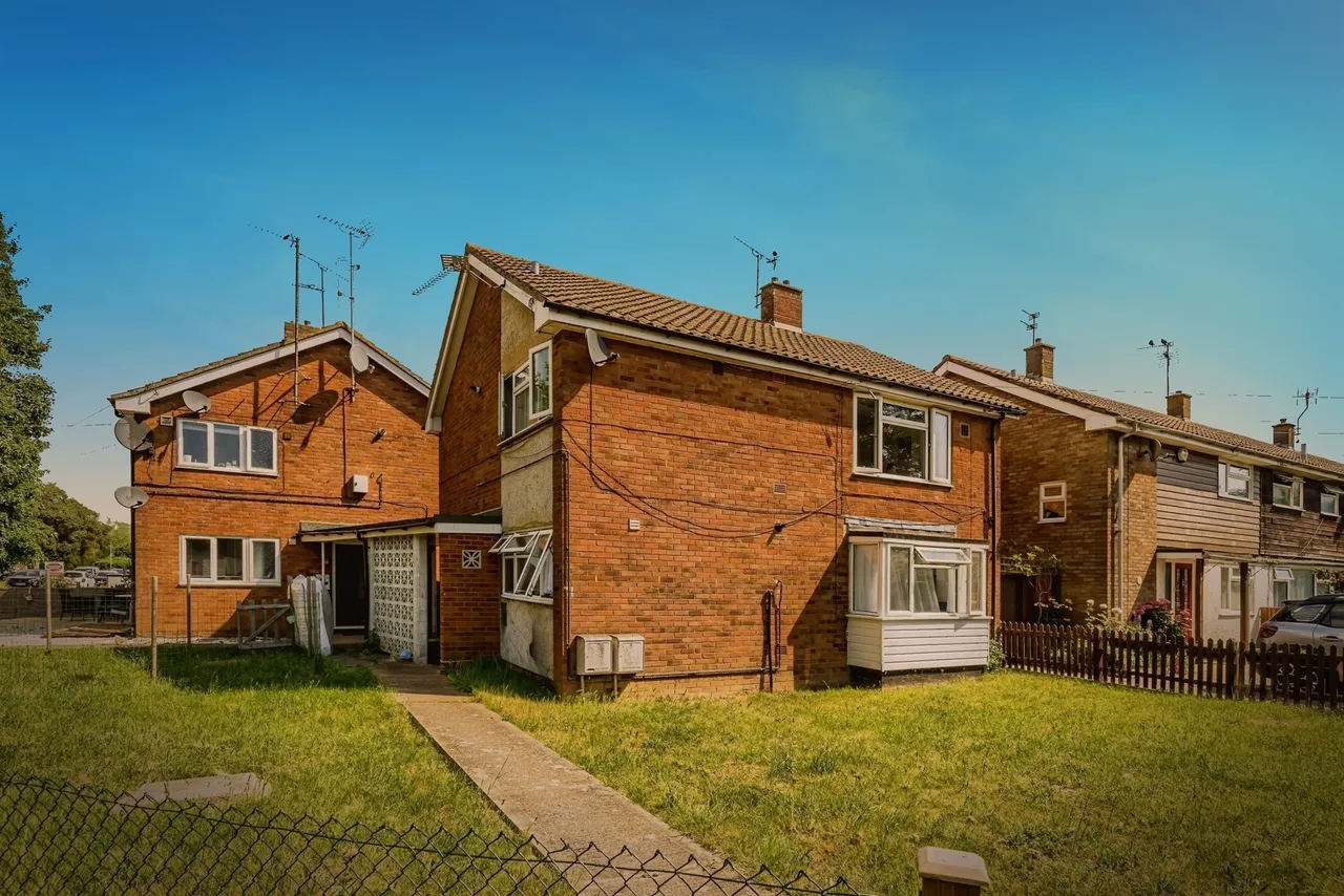 2 bed flat for sale — Elmhurst Road, Aylesbury
