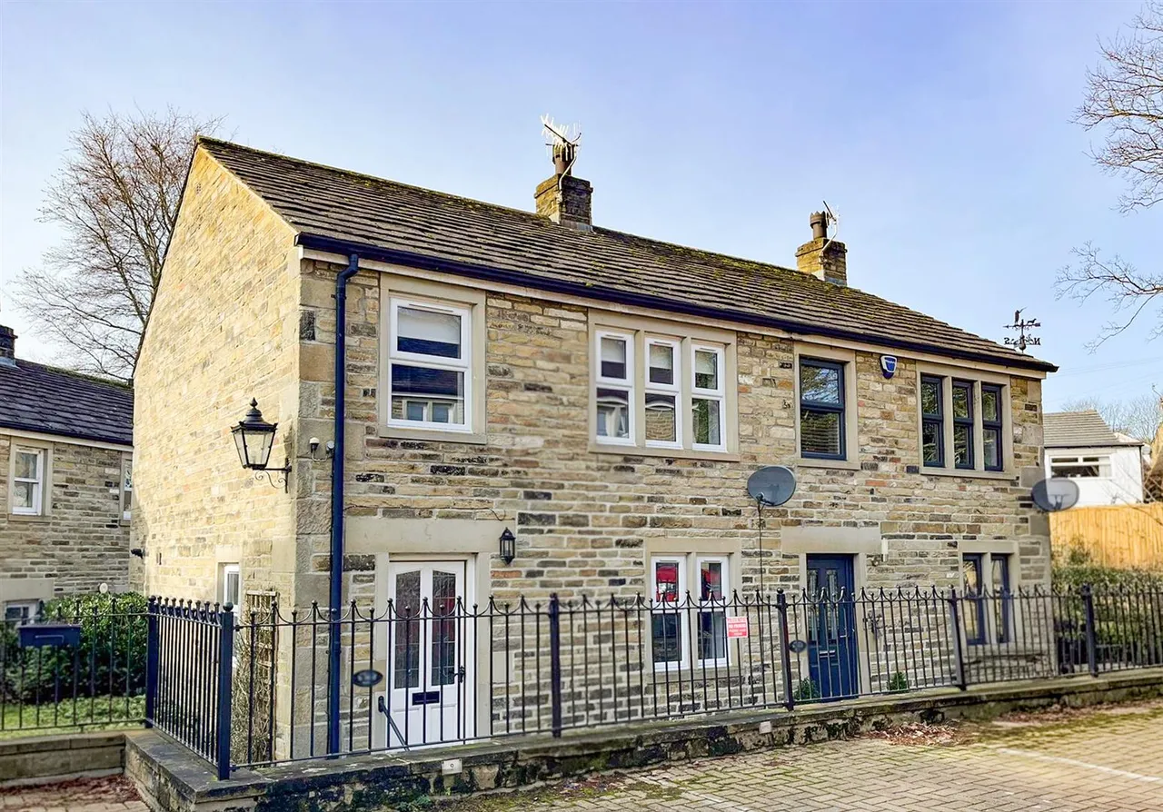 Pear Tree Court, Silsden, BD20 9PG, photo 2