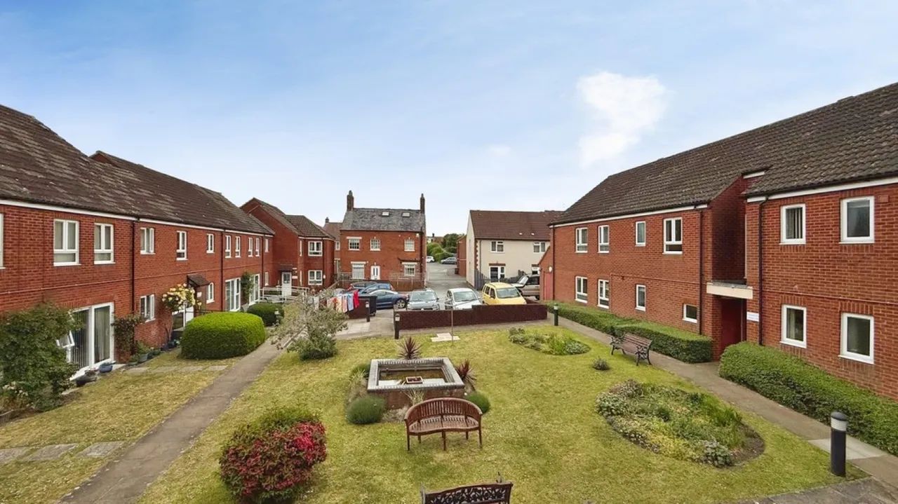 Fountain Court, West End, Westbury, photo 8