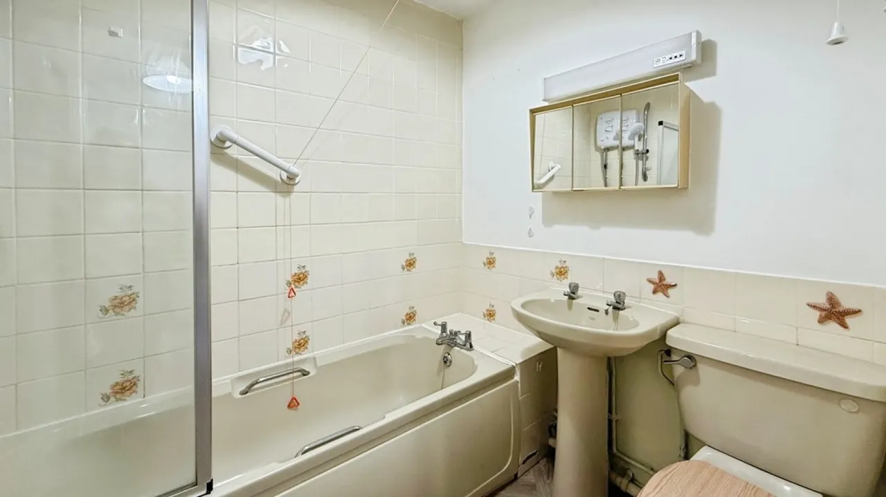 Fountain Court, West End, Westbury, photo 7