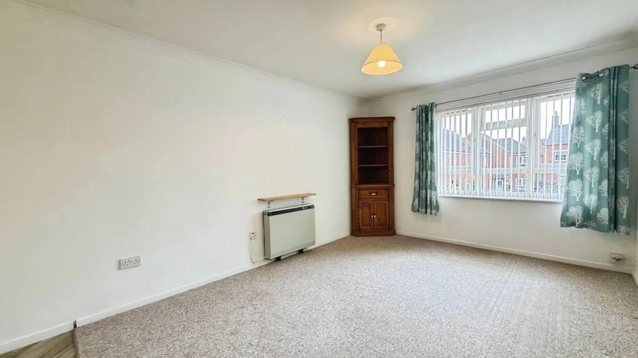 Fountain Court, West End, Westbury, photo 3