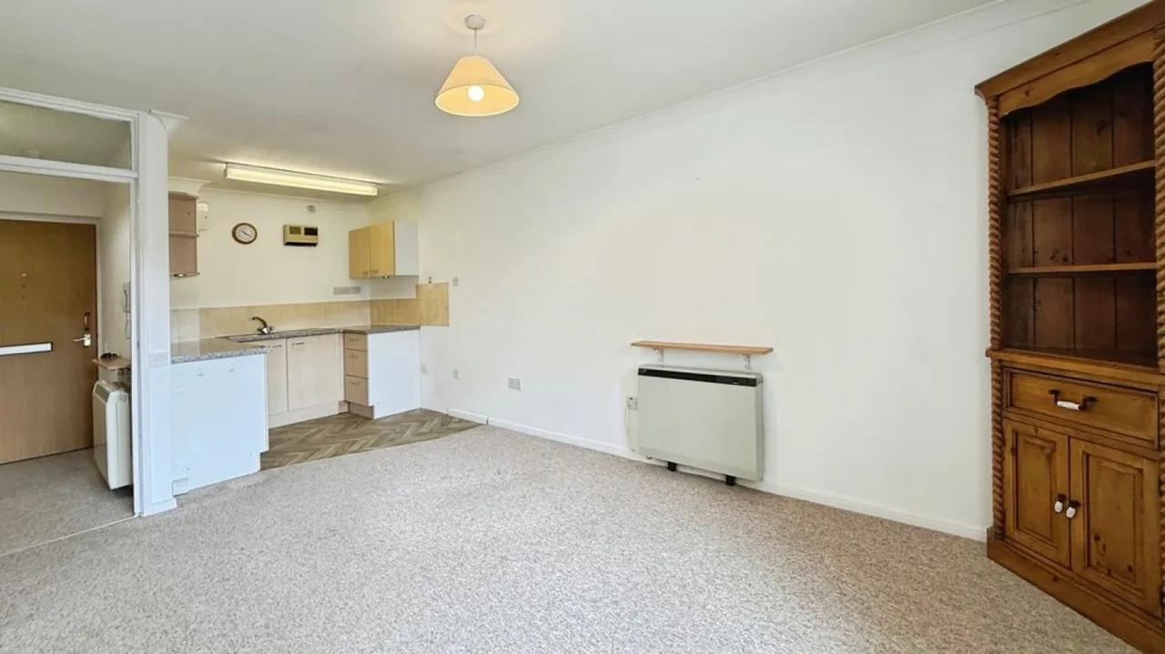 Fountain Court, West End, Westbury, photo 4