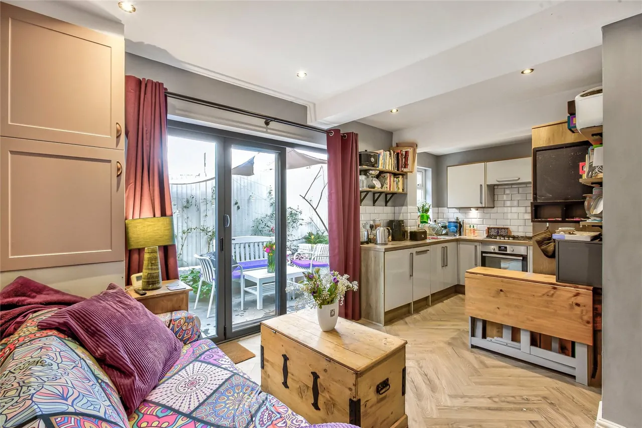 2 bed flat for sale, Leverson Street, Furzedown