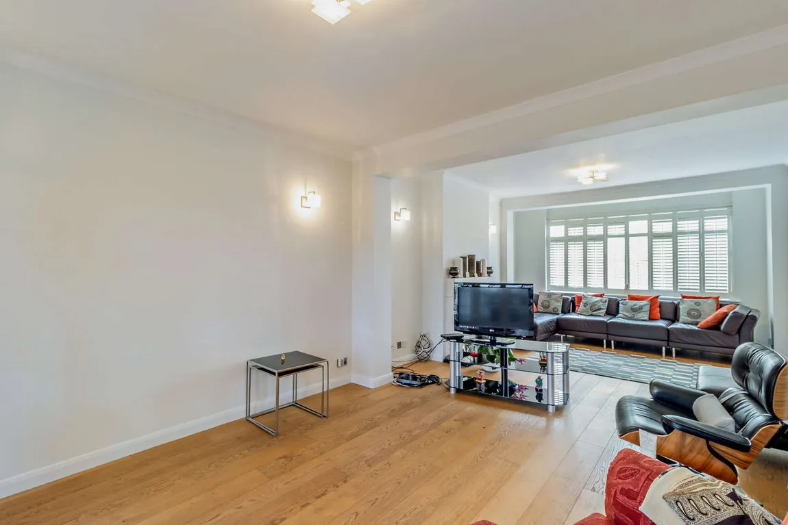 Colburn Avenue, Hatch End, HA5, photo 20