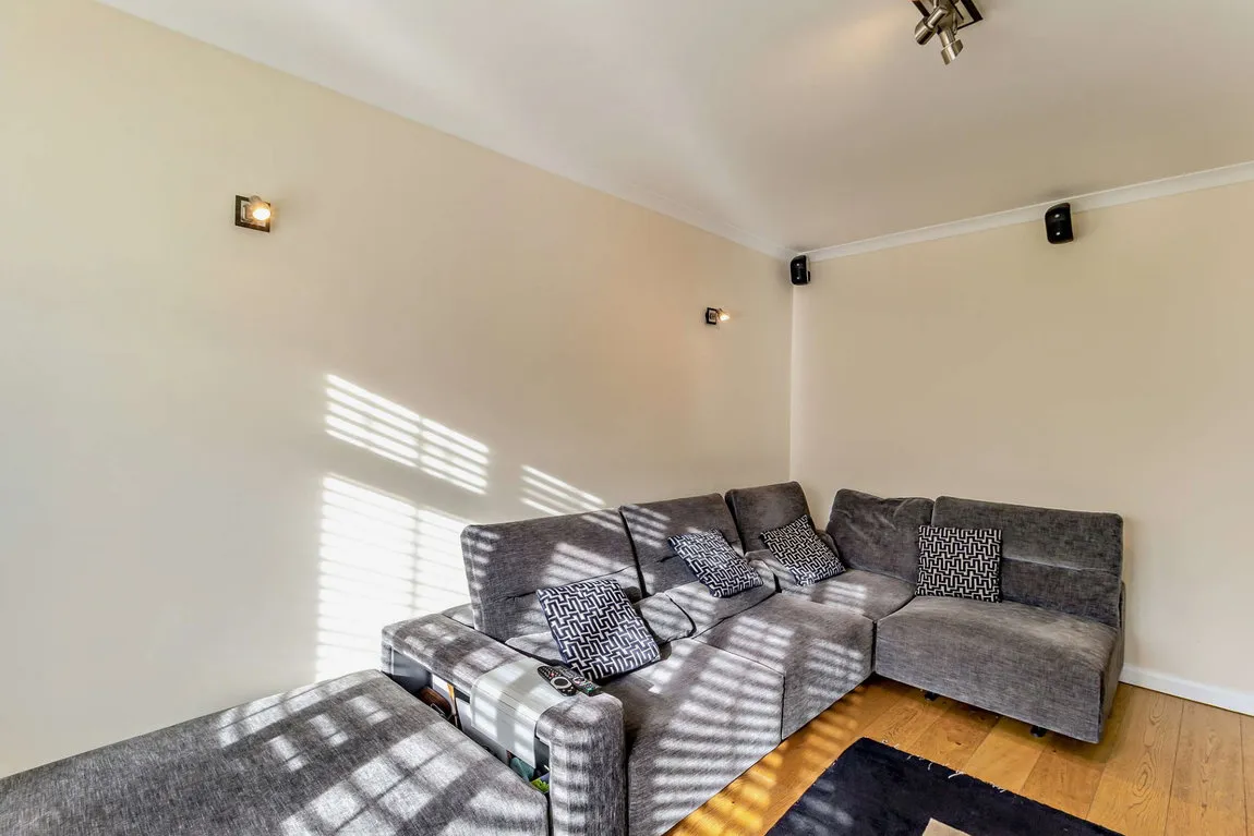 Colburn Avenue, Hatch End, HA5, photo 19