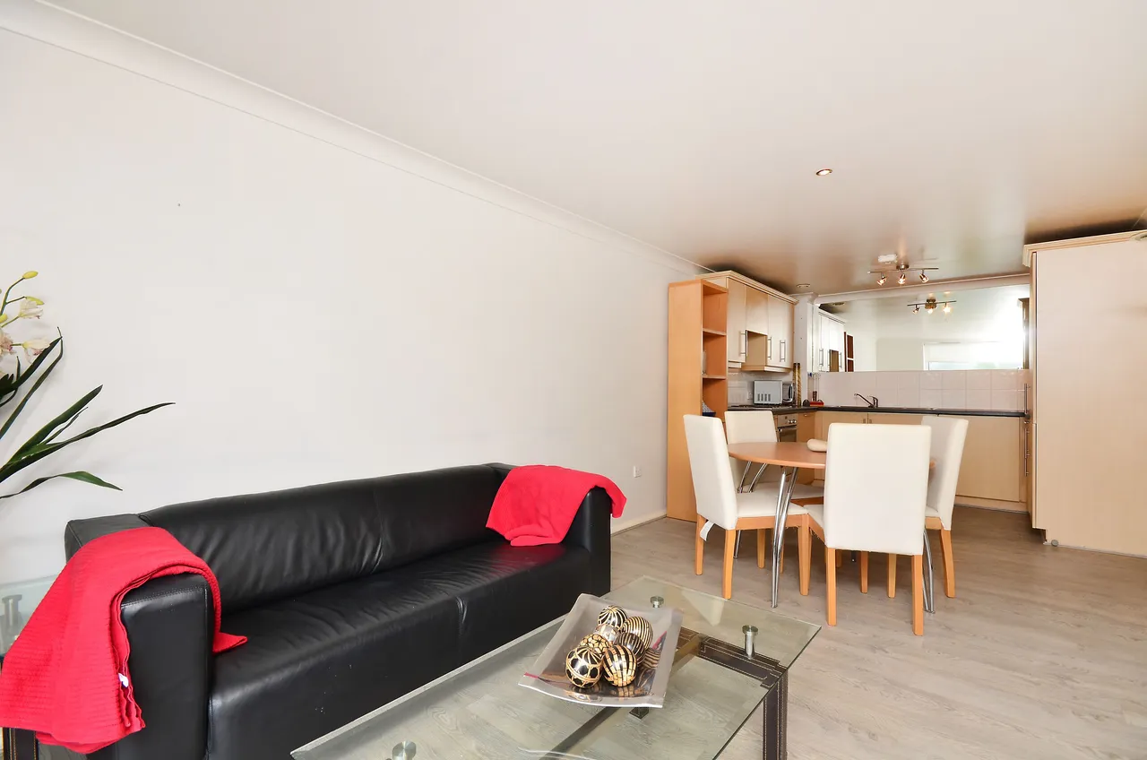 2 bed flat to rent — 10 Charlwood House, 8-12 Coombe Lane, London