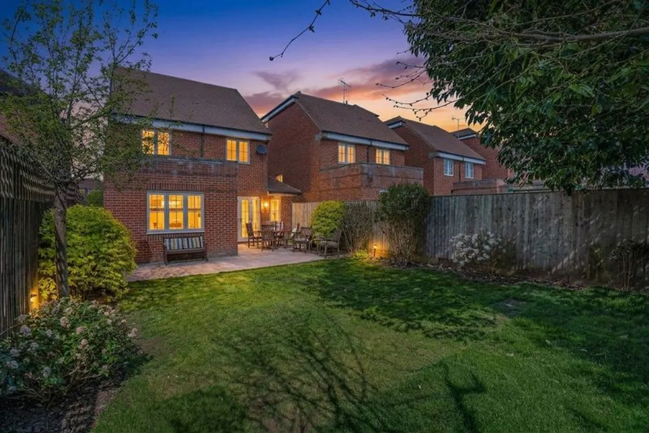 Gardener Walk, Holmer Green, HP15, photo 25