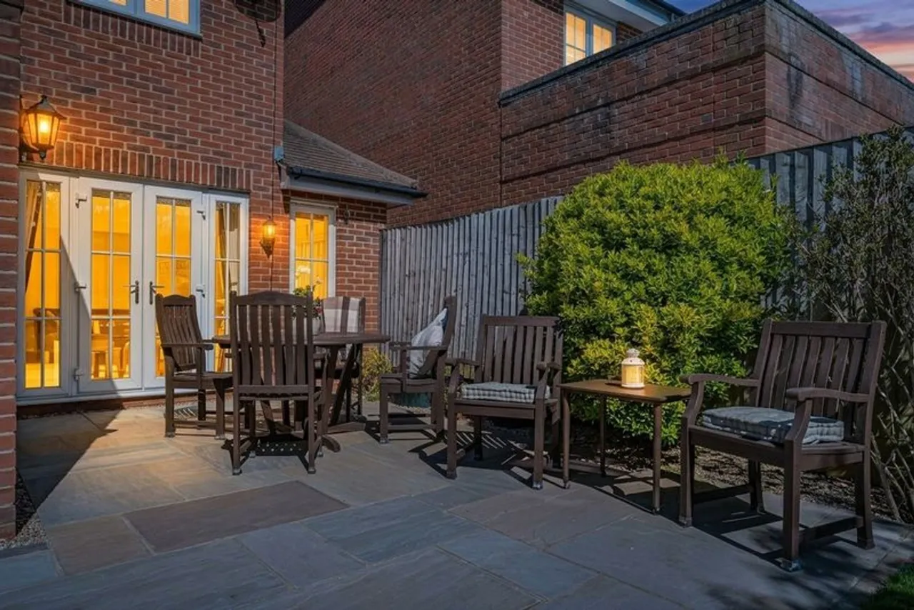 Gardener Walk, Holmer Green, HP15, photo 18