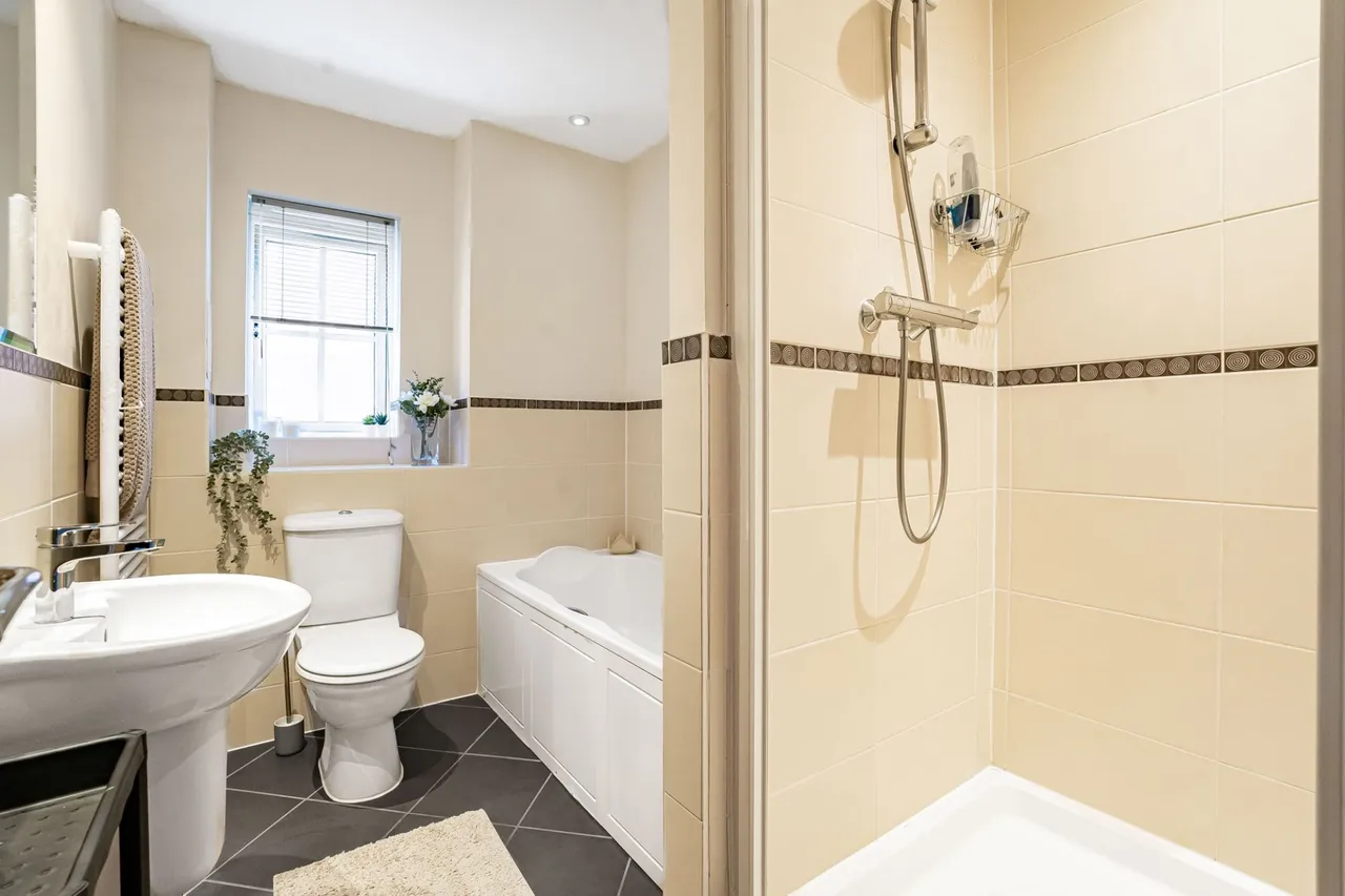 Gardener Walk, Holmer Green, HP15, photo 26