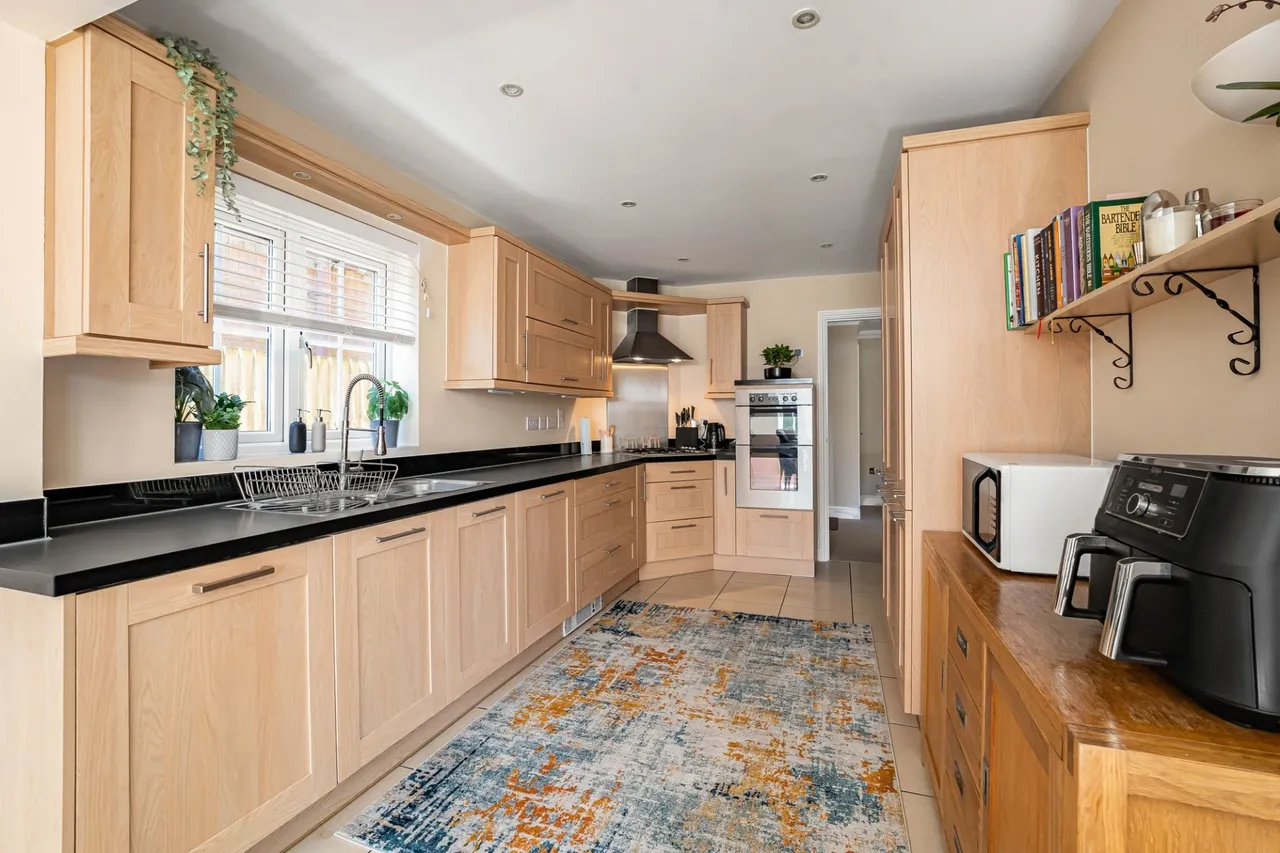 Gardener Walk, Holmer Green, HP15, photo 5