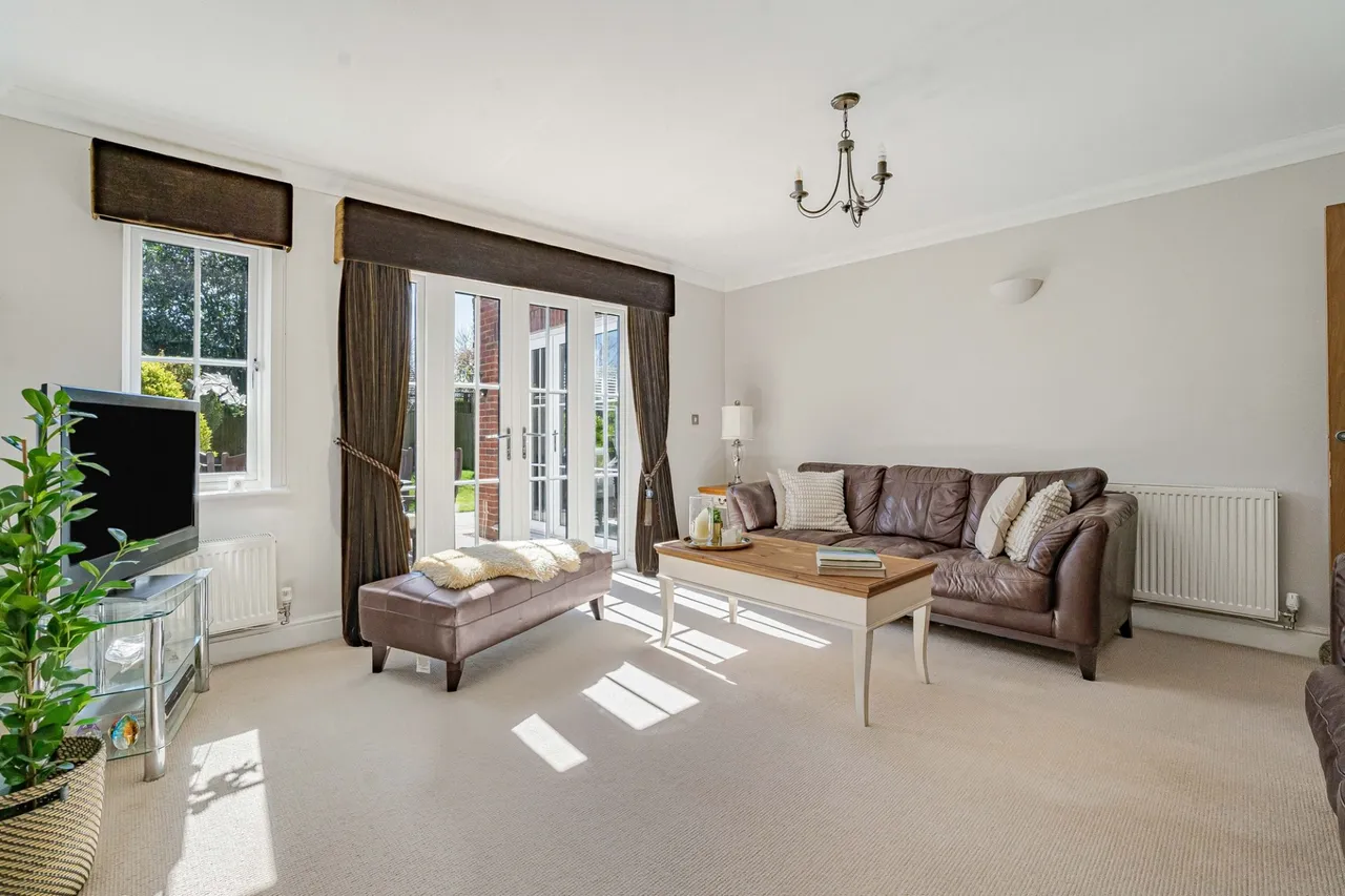 Gardener Walk, Holmer Green, HP15, photo 13