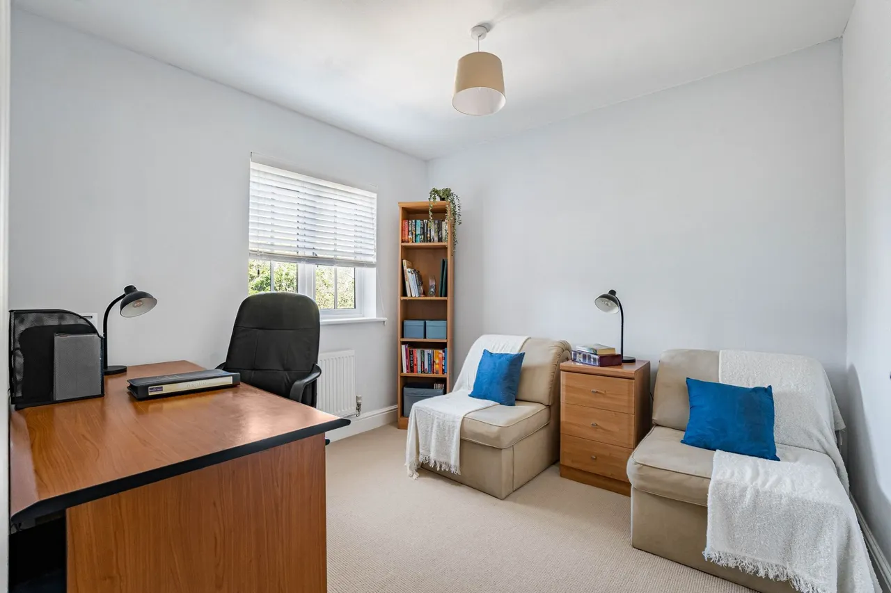 Gardener Walk, Holmer Green, HP15, photo 14