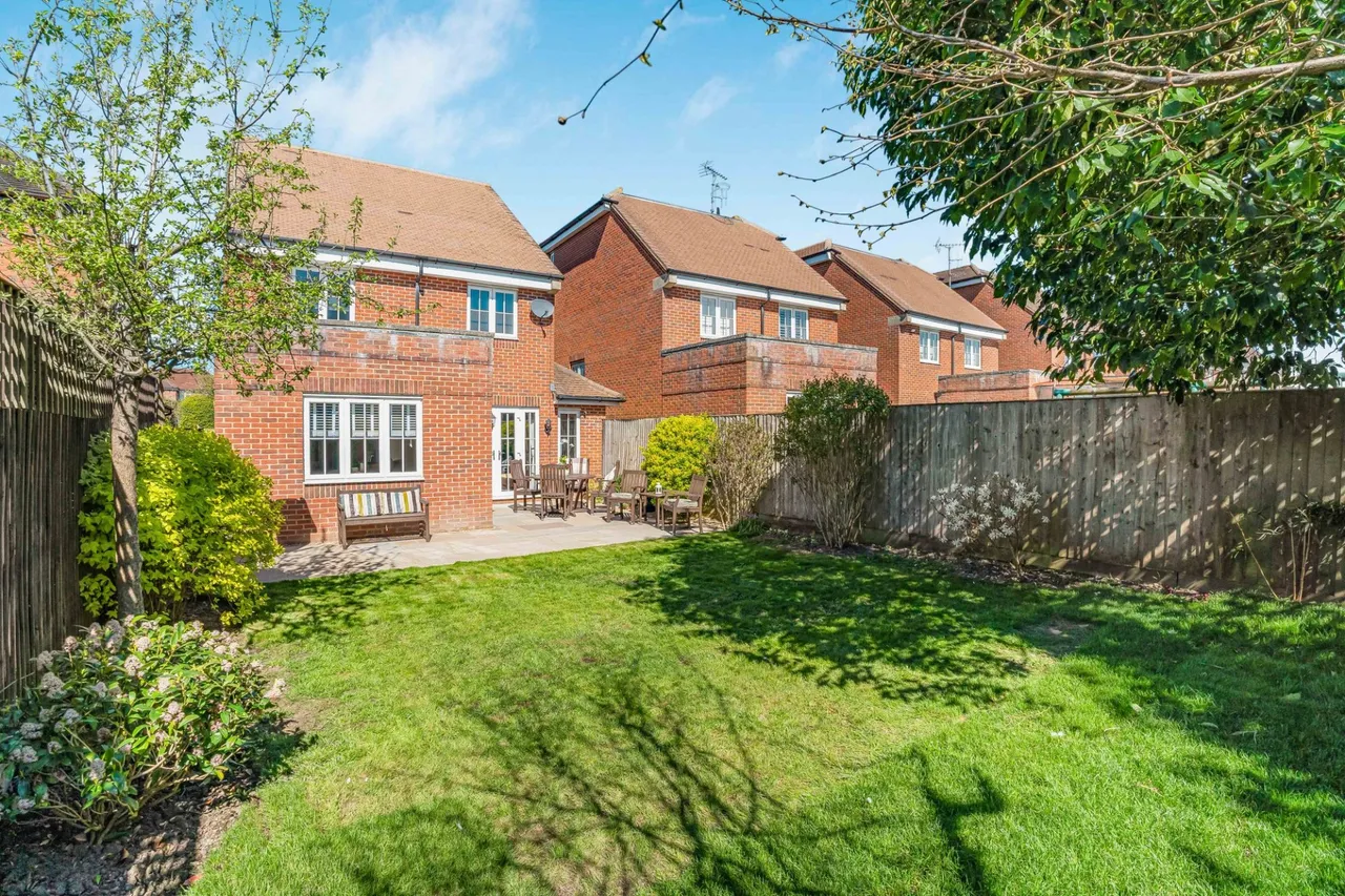 Gardener Walk, Holmer Green, HP15, photo 15