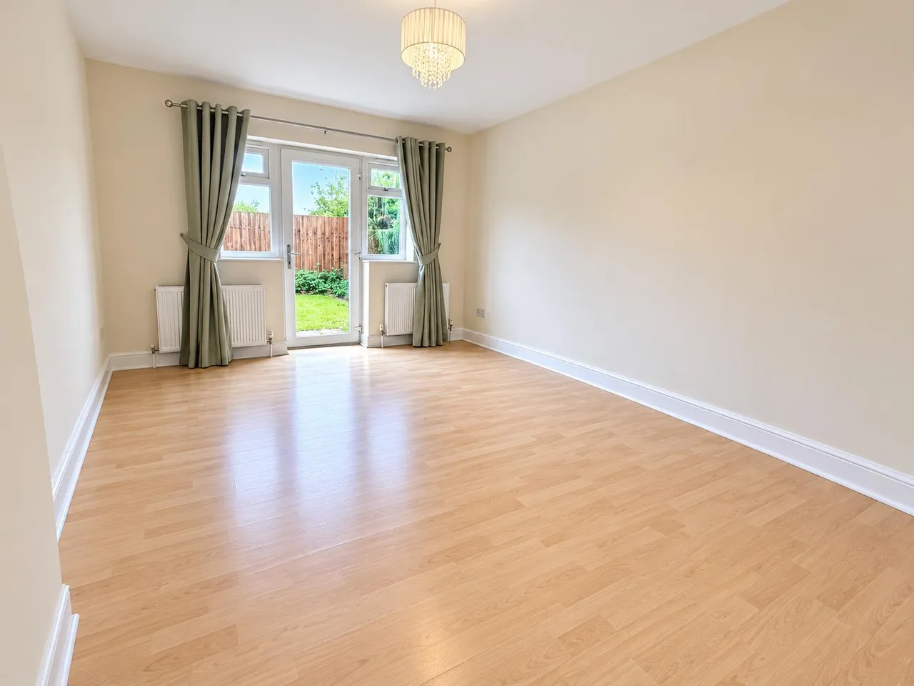 2 bed flat to rent, Chase End, Epsom, KT19