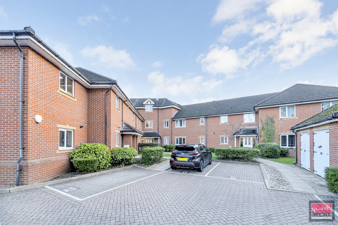 2 bed flat for sale, Convent Road, Ashford