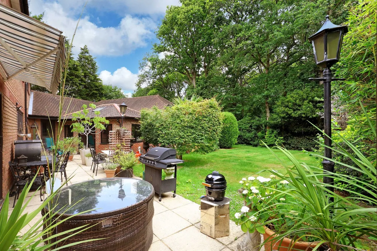 Collum Green Road, Farnham Common, SL2, photo 22