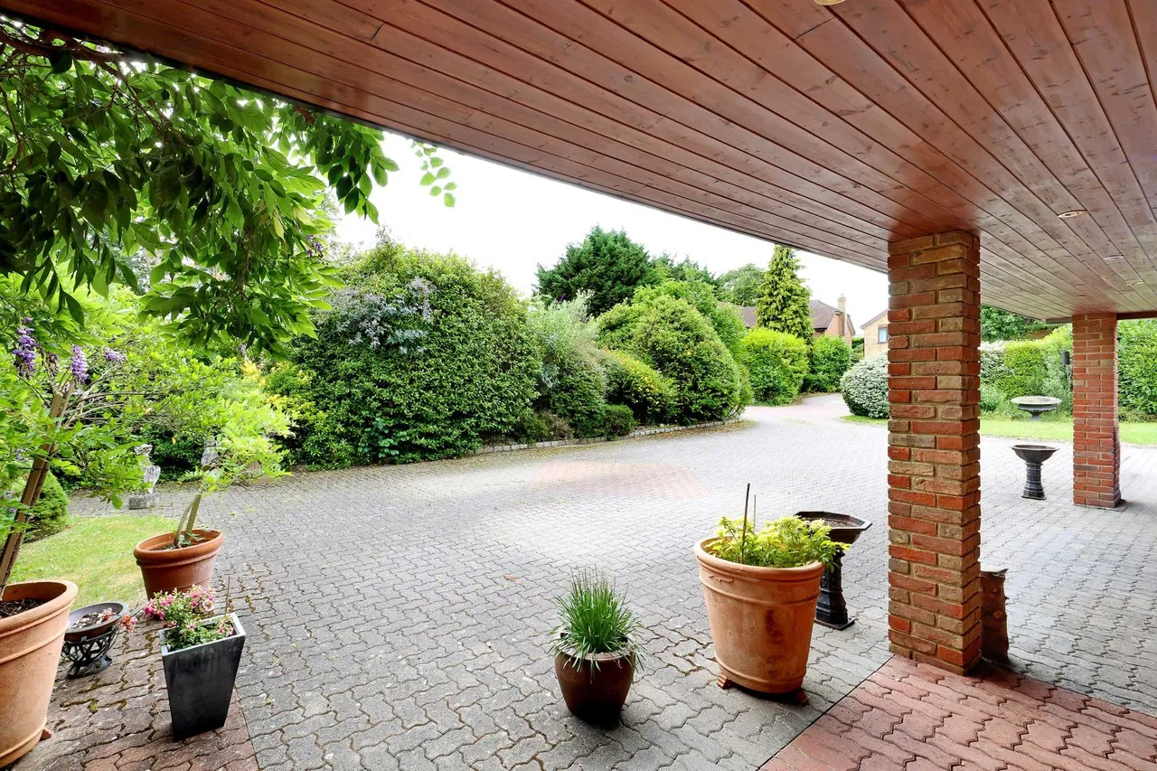 Collum Green Road, Farnham Common, SL2, photo 24