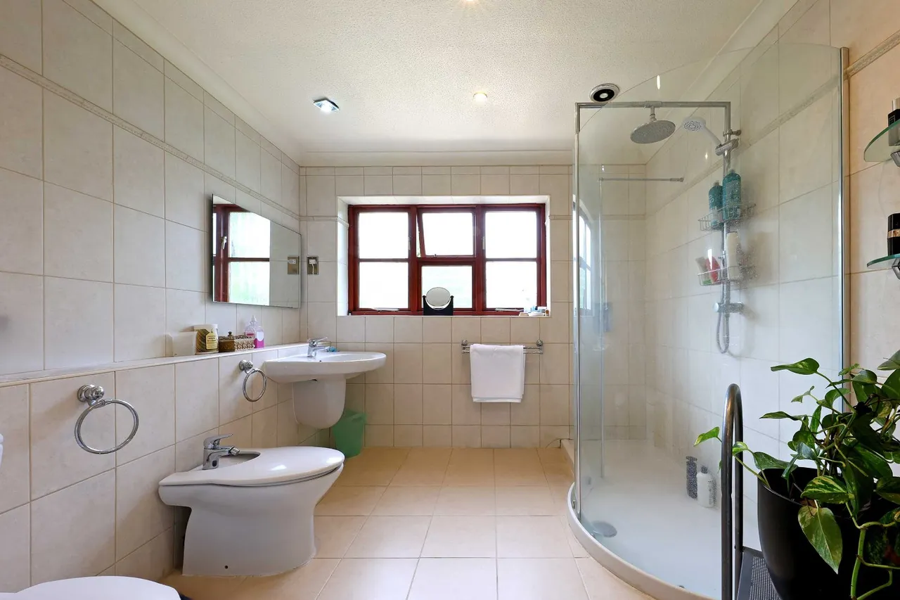 Collum Green Road, Farnham Common, SL2, photo 17
