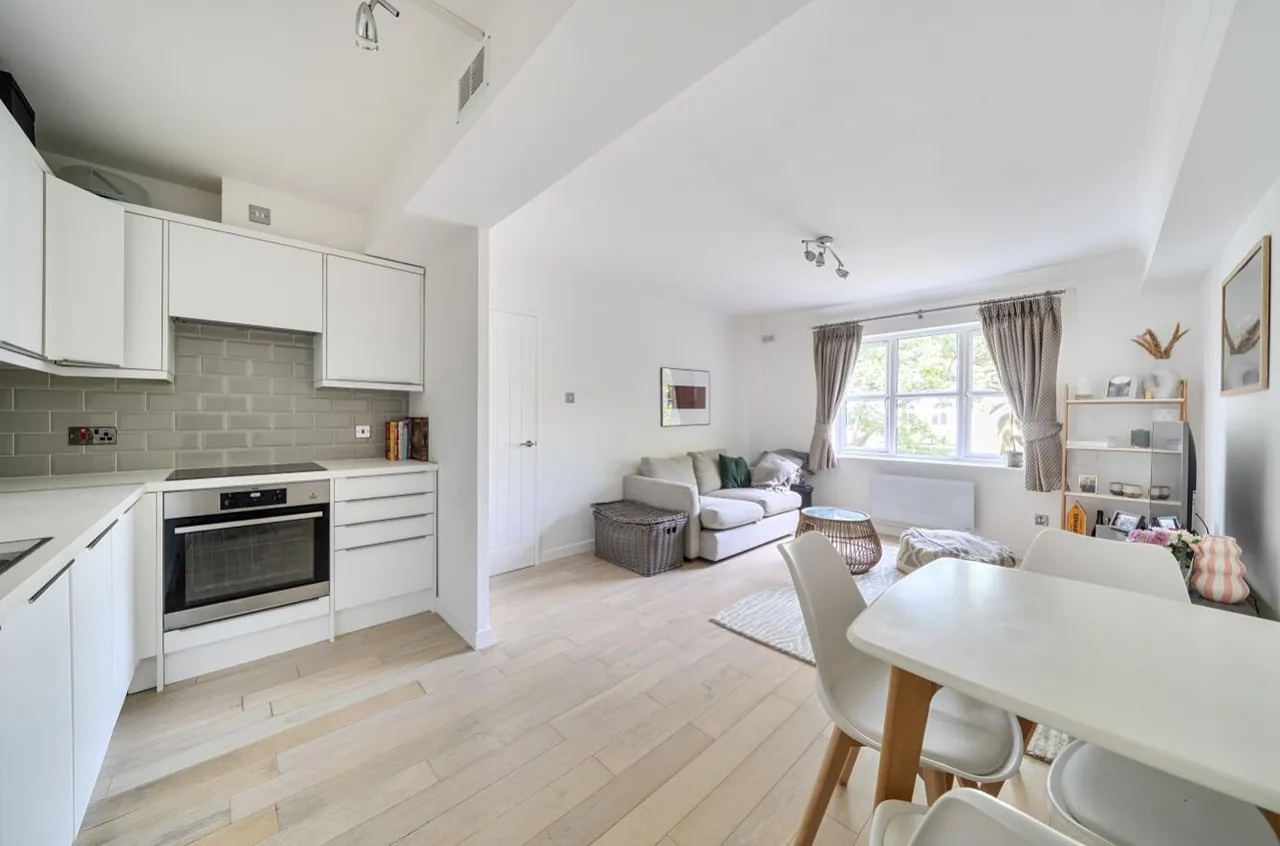 2 bed flat for sale, Cedar Road, Sutton, SM2