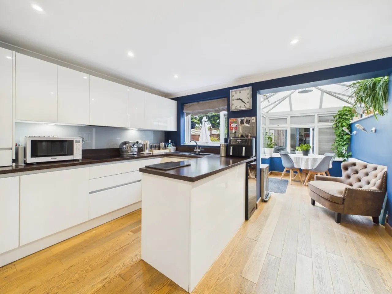 The Oaks, Southwater, photo 2