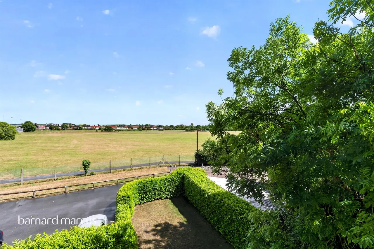 London Road, Ashford, TW15, photo 4